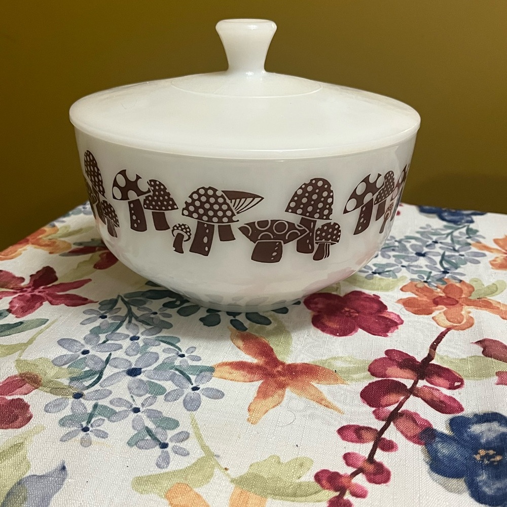 Vintage Federal Glass 2 1/2 quart mushroom casserole dish